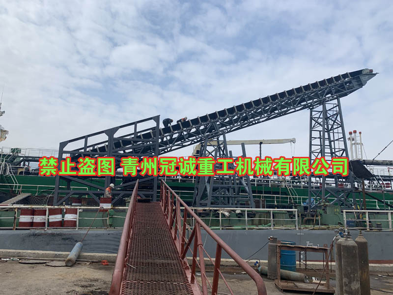 碼頭大型過駁船輸送機(jī)現(xiàn)場(chǎng)